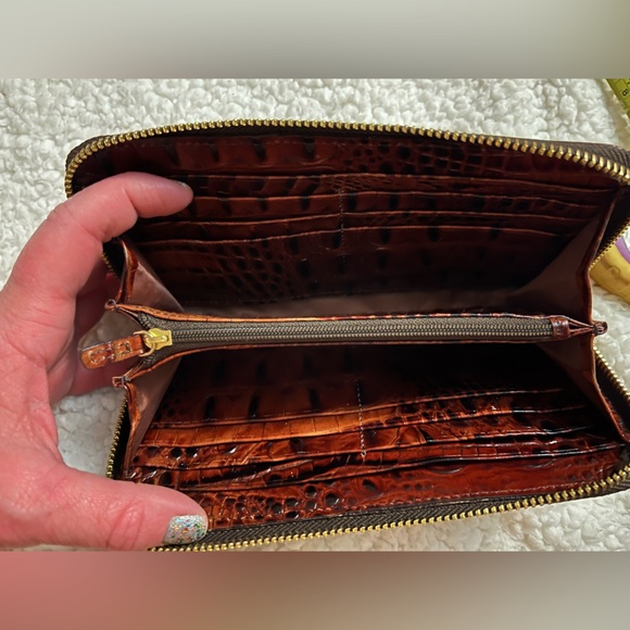 Brahmin wallet- LIKE NEW! - Picture 3 of 9